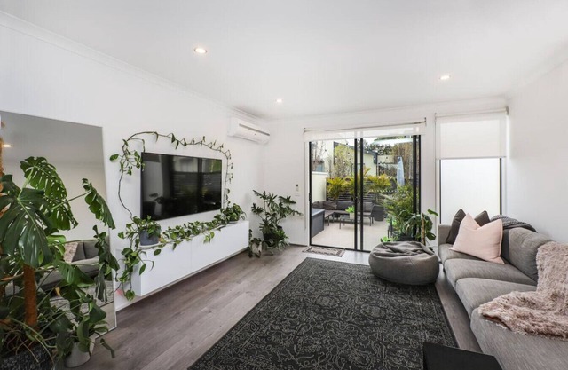 Stylish 3BR Family Retreat Sleeps 6 Free Parking Fast WiFi Full Kitchen Ideal for Groups, Kids & Long Stays