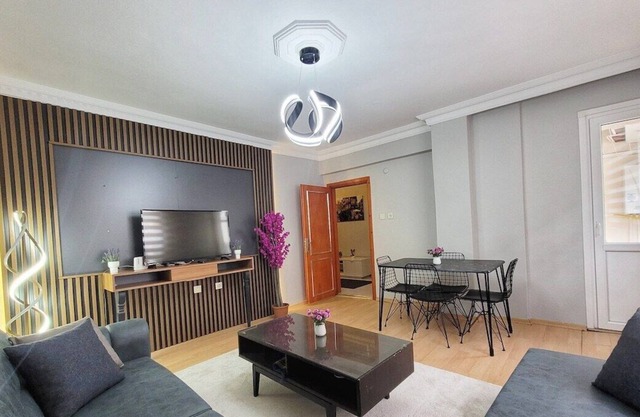 This apartment is a 3 bedroom(s), 1.5 bathrooms, located in Avcılar, İstanbul.