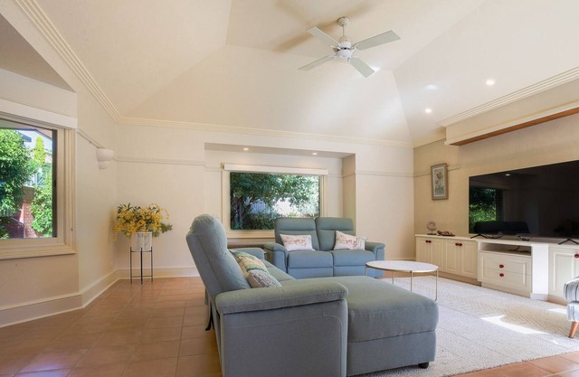 Spacious 4-Bed House with Outdoor Dining
