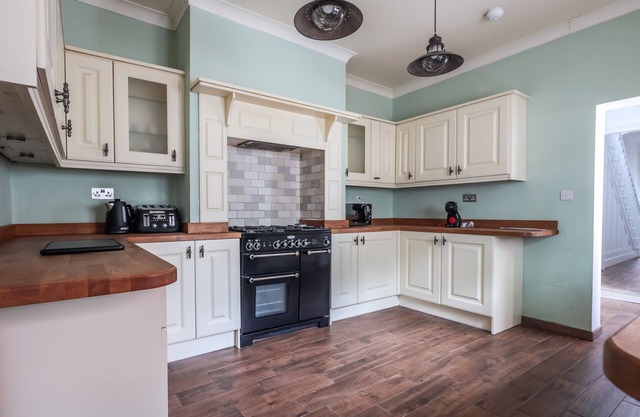 Spacious 4 Bed House in Birmingham, Suitable for Contractors