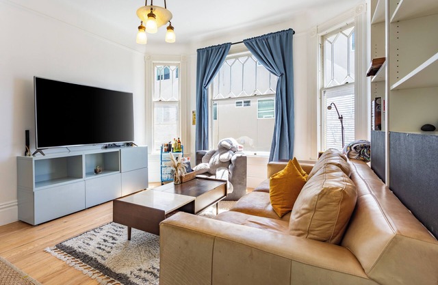 Spacious 4-bedroom apartment in beautiful Berkeley with Free Parking