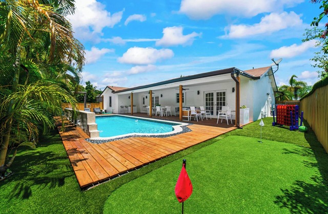 Spacious 4-bedroom house with heated pool in amazing Miami/ game room