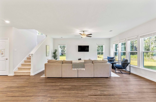 Spacious 4-bedroom house with Theater and Kids area in Pooler, Sleeps 10
