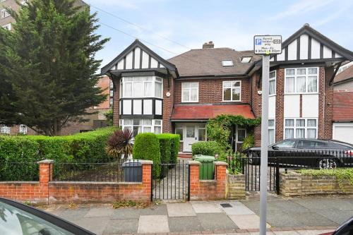 Spacious 4-Bedroom Luxury Retreat in Willesden