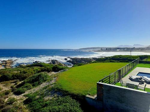 Spacious 4 Bedroom on the Beach
