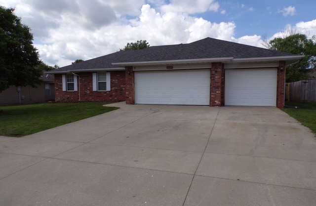 Spacious 4-bedroom house/ Wi-Fi & Work Space/Garage/Fenced yard