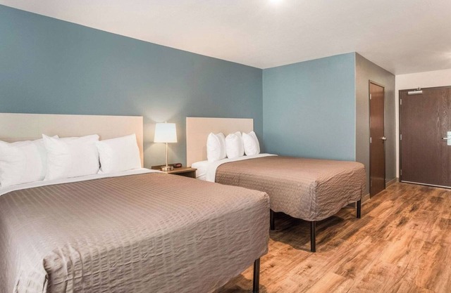 Spacious 4 Room Stay w/ Large Fridge & Prime Newnan Location Near Attractions