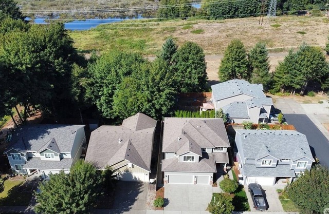 4Bedroom Spacious Retreat - 2700sf & 3 Car Garage - Olympia/Tumwater