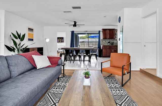 Spacious 4BRS Home, Relax Backyard close to Casino