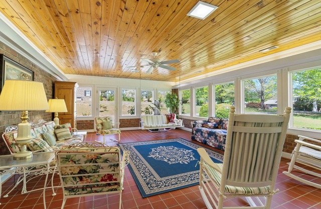 Spacious 5-bedroom house in amazing Athens with AC