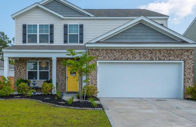 Spacious 5-bedroom house in welcoming Summerville with WiFi, AC