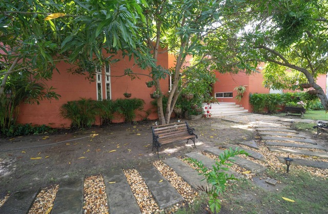 Spacious 5-bedroom villa with AC and WiFi in welcoming Cartagena