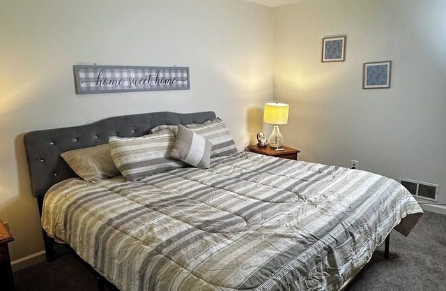 Cozy 5-bedroom/3-bathroom sanctuary on quiet cul-de-sac, city close
