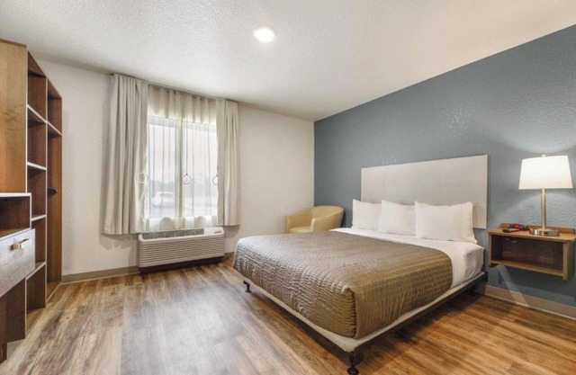Spacious Accommodation w/ Cooking Amenities & Great Local Access