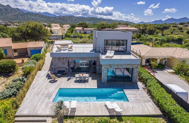 ¡AMPLIA Y LUMINOSA VILLA CONTEMPORÁNEA CON PISCINA!