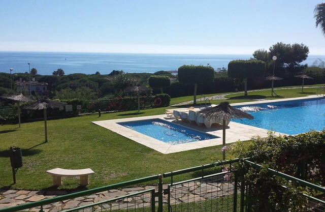 Amplio Apt, grande terraza da a la piscina, ininterrumpida vistas panorámicas al mar