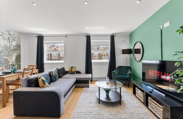 Spacious Bristol Apartment - Parking & WIFI