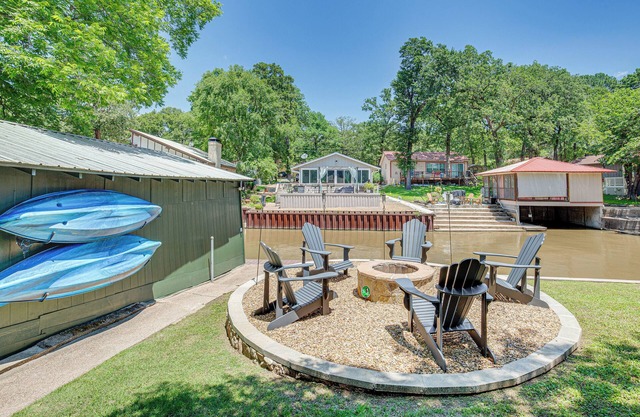 Covered Deck & Fire Pit: Gun Barrel City Escape!