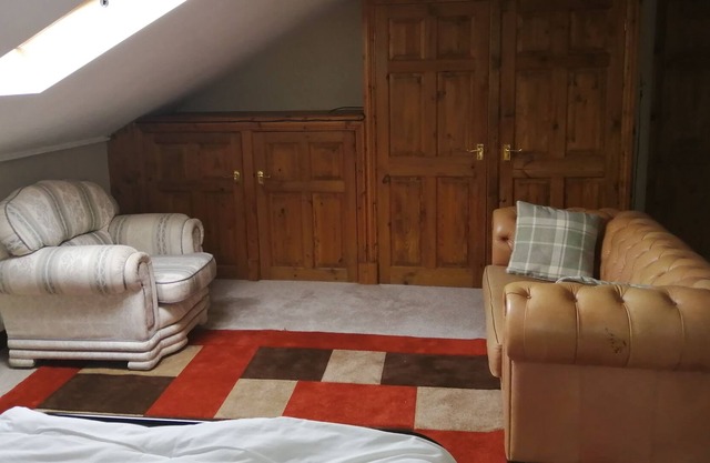 Amplia habitación de lujo (con baño) en una casa