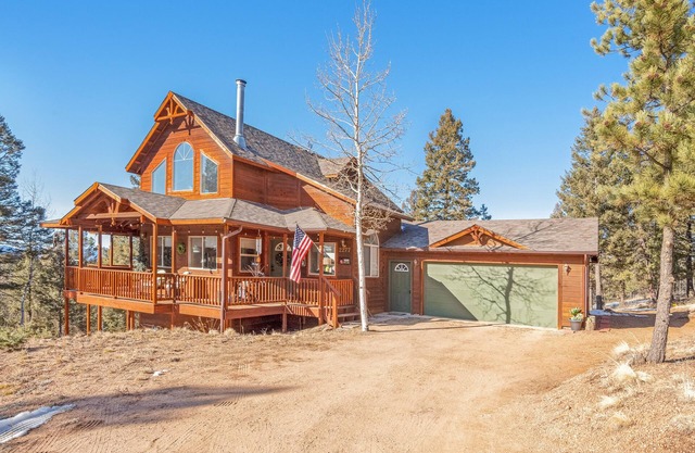 Spacious dog-friendly homelo w/ large deck, free WiFi, & separate basement space
