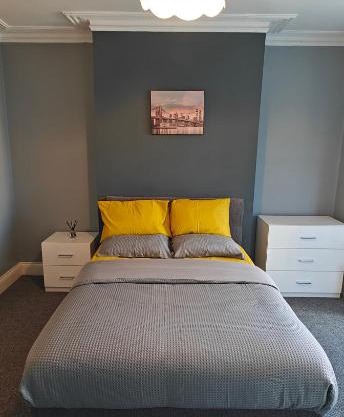 Spacious double room 002