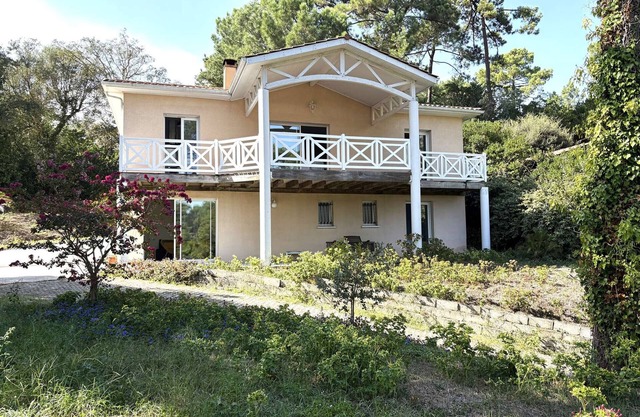 Amplia villa familiar con terrazas a 500m del lago