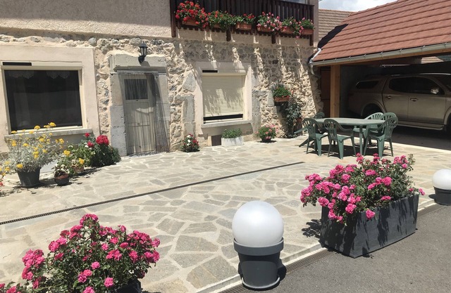 Amplia casa en el pueblo con el senderismo, la escalada, al pie de la montaña