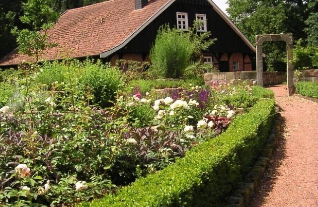 Casa de campo con entramado de madera amplia con jardín en un entorno forestal tranquilo, Perros