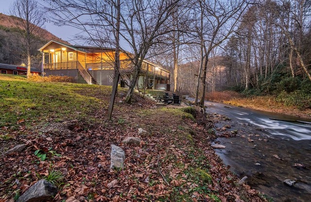Spacious Hideaway w/ hot tub and creek- 1 mile from beautiful Watauga Lake
