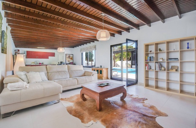 Amplia casa Mirzolita con vistas a la montaña,Piscina exterior,Wi-Fi,jardín, aparcamiento disponible