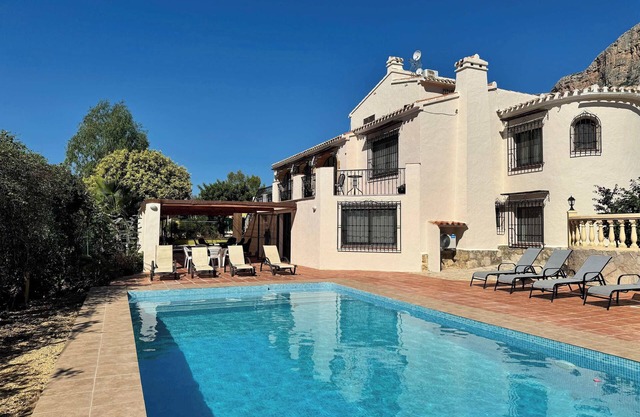 Chalet amplio con piscina privada y gran cocina al aire libre