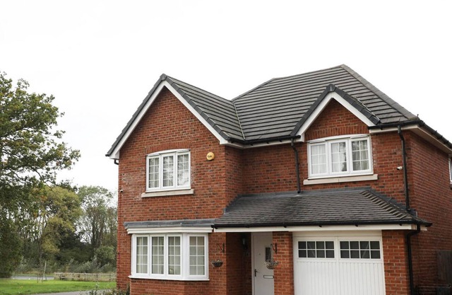 Spacious home | 3 Bedrooms + 3 bathrooms dedicated office & parking close to M4