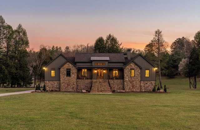 Luxury 4-bedroom home in the mountains w/Hot Tub, Firepit, on the Tocccoa River!