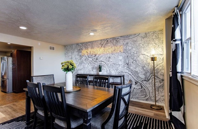 Family Friendly Spacious Home- King Bed- Sleeps 8