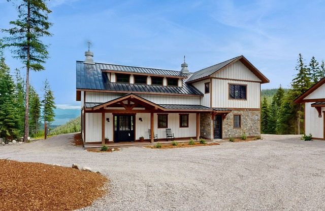 Spacious home w/ full kitchen, convenient location & great views - near lake