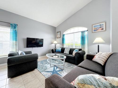 Spacious Home W Pool, Spa & Game Room
