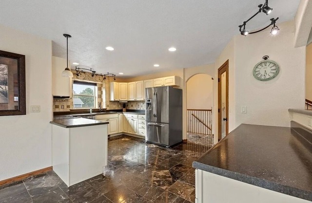 Spacious Home with Hot tub and Fire Pit Table-5 minutes from Rapid City