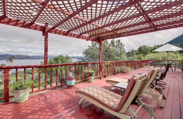 ¡Espaciosa casa Kelseyville con una gran terraza frente al lago!