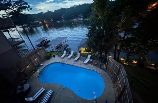 Spacious Lake Hamilton House with Pool and Hot Tub!