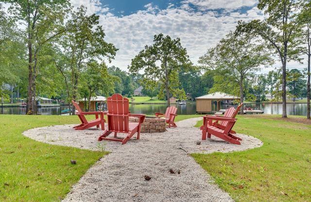 Spacious Lake Sinclair Vacation Rental w/ Dock!
