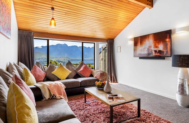 SPACIOUS LAKE VIEW SPA TOWNHOUSE