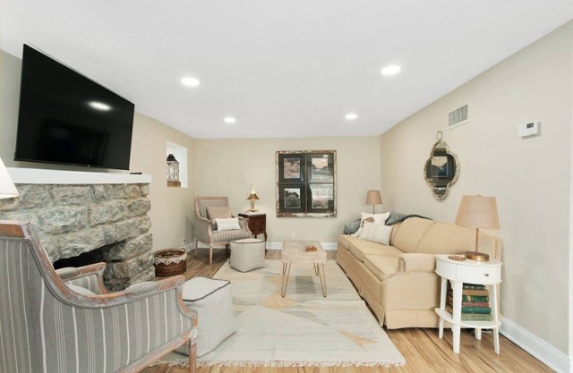 Spacious Lakefront Home w/ 3 Bedrooms | 49