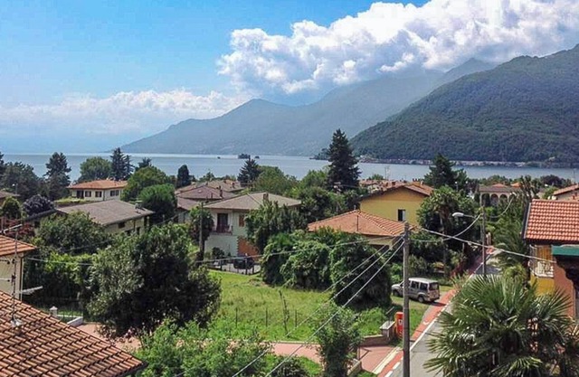Amplio apartamento de 2 habitaciones, lleno de luz, con balcón y vista al lago