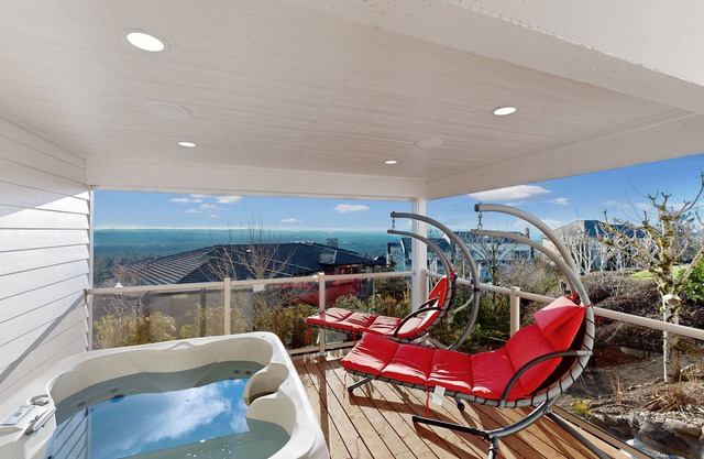 Lower-level apartment with great views, hot tub, sauna, & yard - dog-friendly