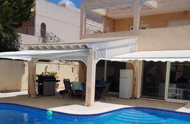 Espaciosa villa independiente de lujo con piscina y mesa de billar