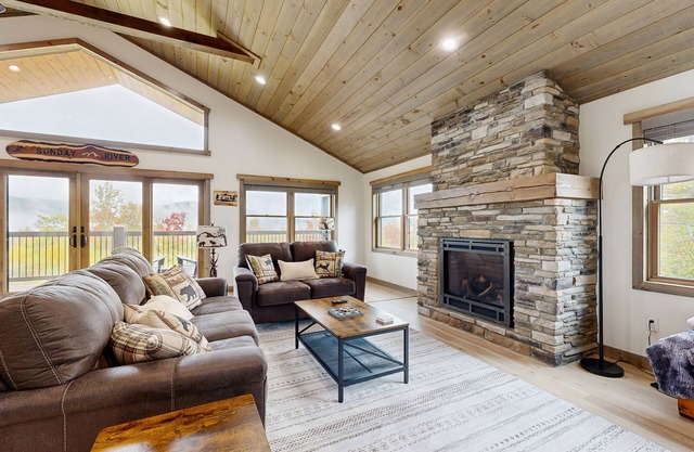 Spacious mountain retreat with fire pit, hot tub, sauna, and foosball