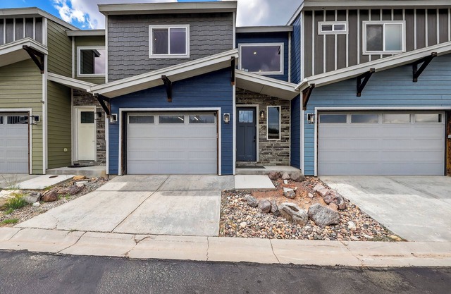 Spacious Pet Friendly Mountain Townhome | Game Room + Near Slopes