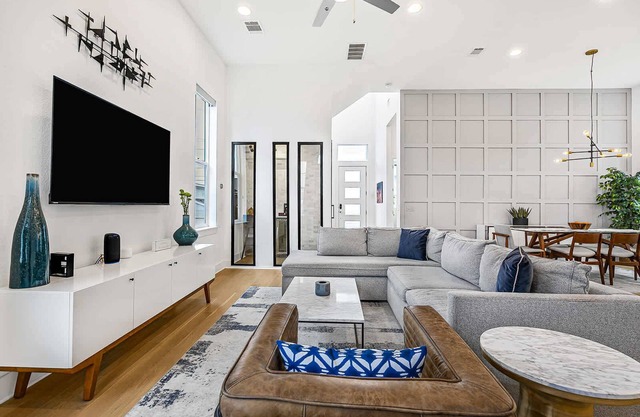 Spacious, Near Downtown & Mueller | Urban Elegance