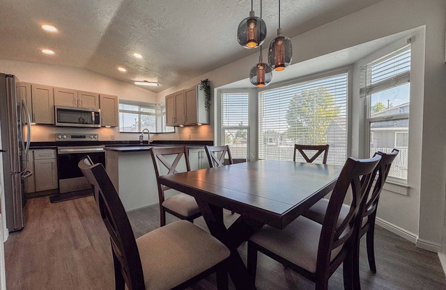 Spacious Newly Renovated 5-bedroom house with WiFi/ AC for Large Family