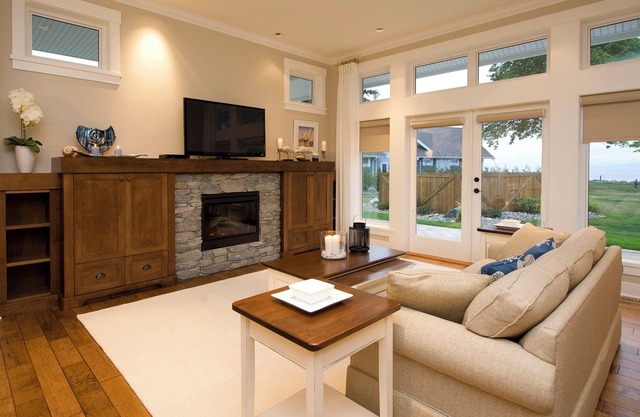 Spacious Ocean View Cottage Steps from the Beach!